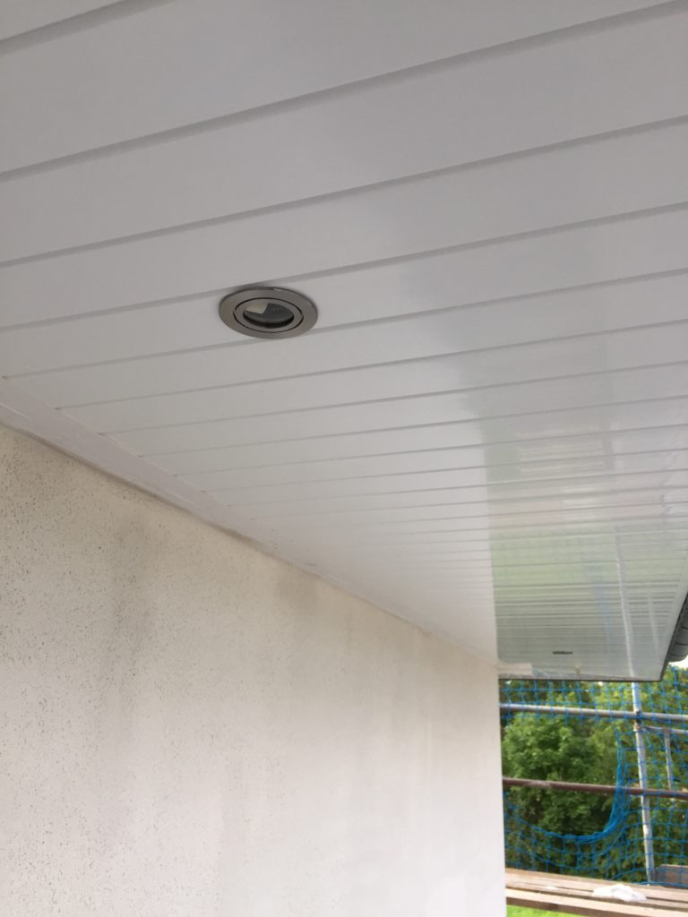 Dachüberstand mit LED Spots (Modell: RUTEC R5569-V4A)
