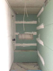 Duschnische mit Wandfach